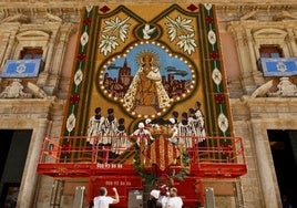 El tapiz de la Virgen rinde homenaje al centenario de la Missa d'Infants