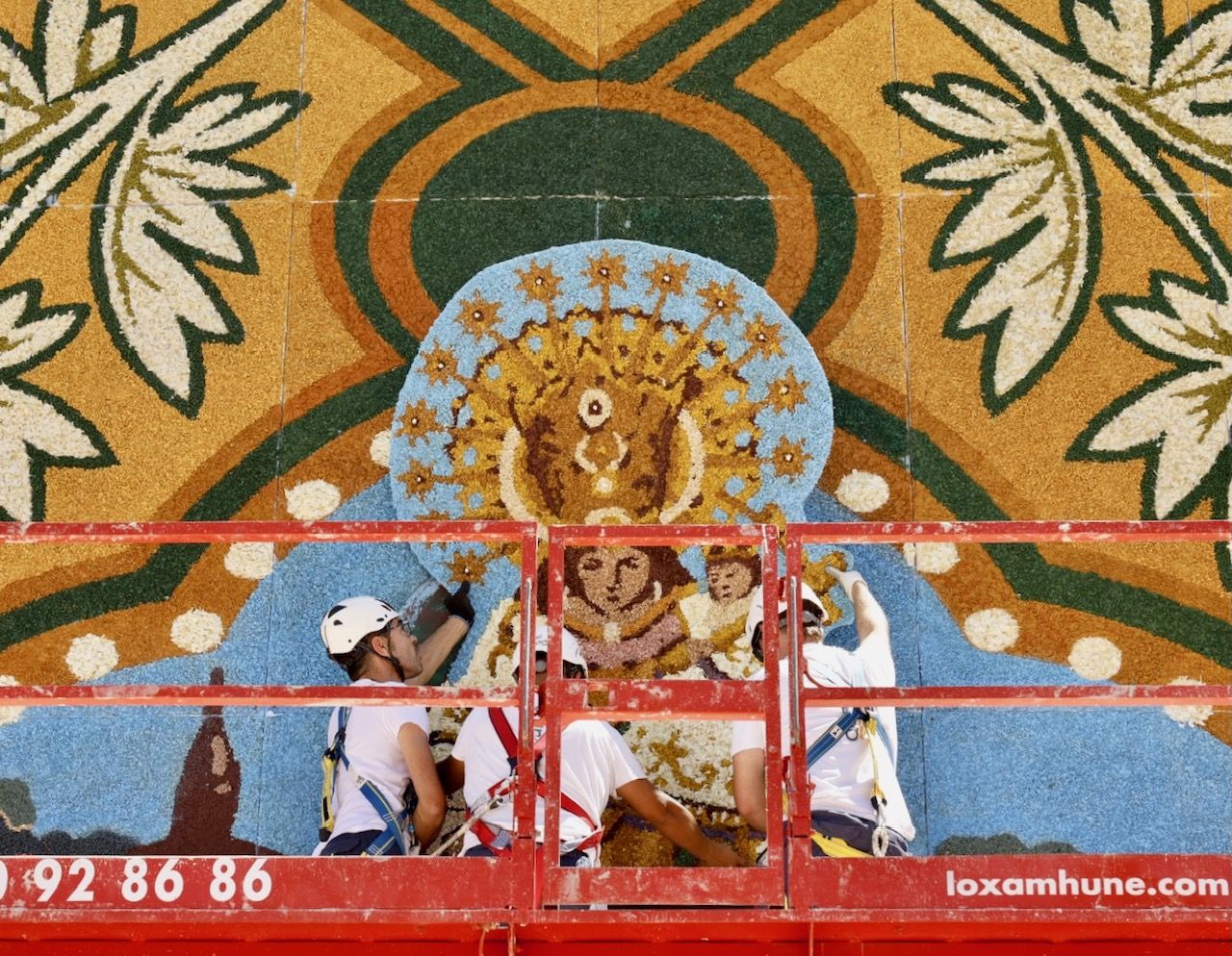 Fotos del montaje del tapiz de la Virgen de los Desamparados