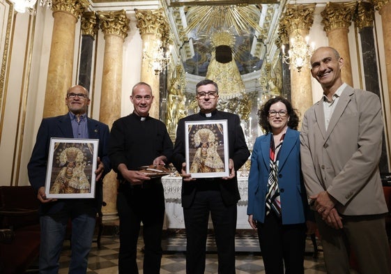 José Luis Albiach, Álvaro Almenar, Melchor Seguí, Isabel Domingo y Jesús Trelis, en el camarín de la Basílica.