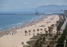 Playa de Gandia, donde hay hoteles en los que el Estado aloja a inmigrantes.