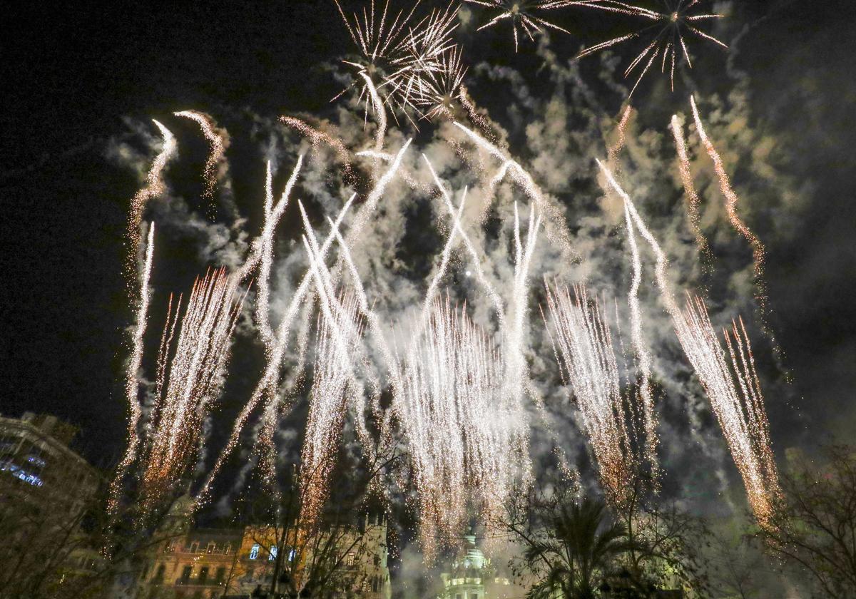 Mascletà nocturna en la plaza del Ayuntamiento de Valencia.