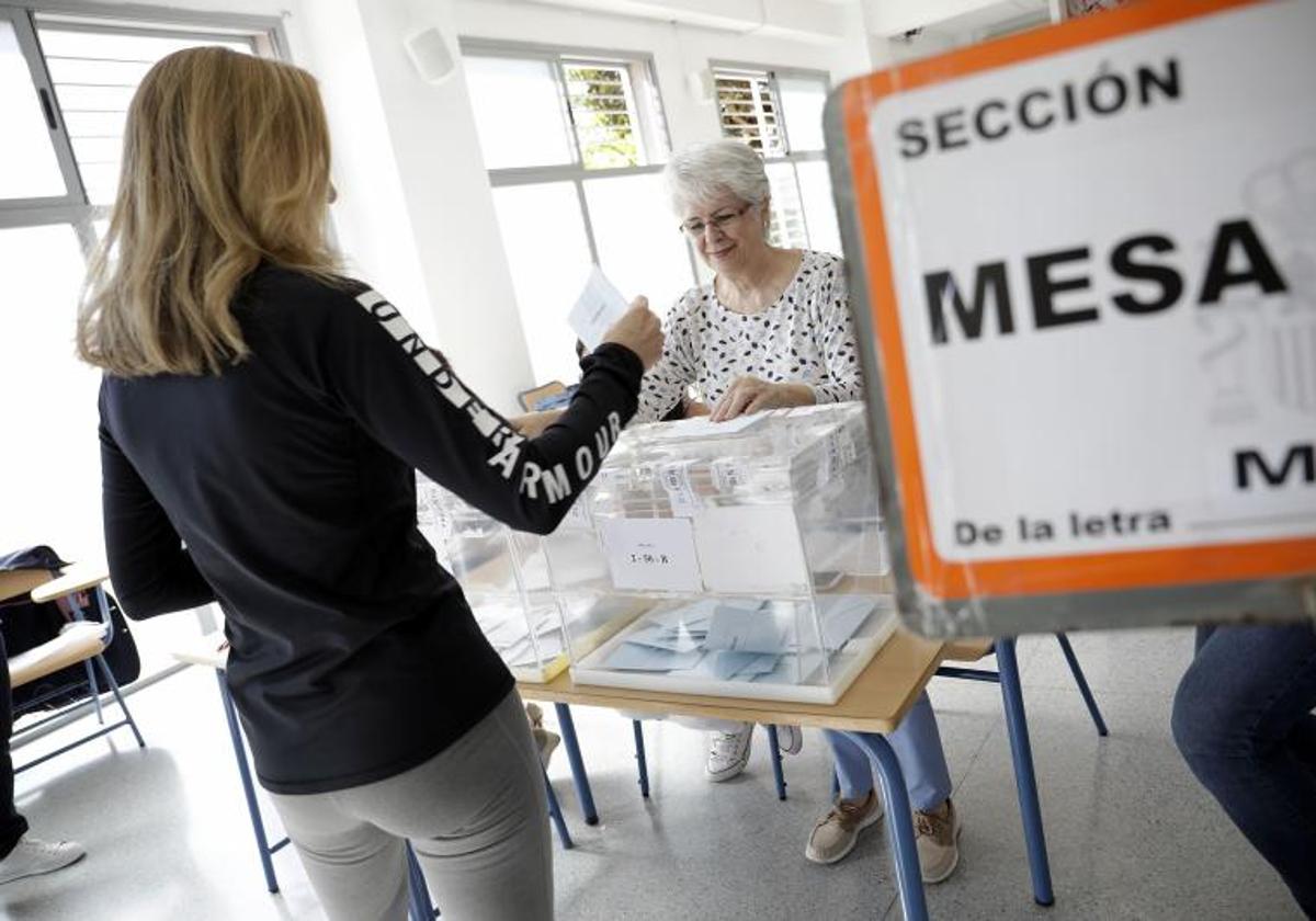 Una votante deposita su papeleta en una urna durante una elecciones, en una imagen de archivo.