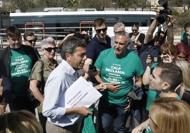 Miembros del equipo de gobierno de Calp reivindicando los centro educativos ante Mazón.