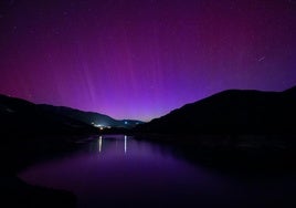 Aurora boreal desde el pantano de la Baells (Barcelona).