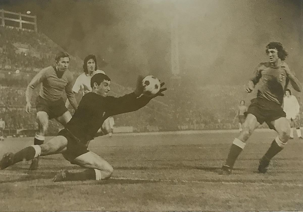 En la foto aparece una intervención de Pepe Balaguer, portero del Valencia, en un partido contra el Málaga en La Rosaleda de la temporada 72-73. En la imagen también aparecen los defensas Sol y Aníbal.