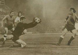 En la foto aparece una intervención de Pepe Balaguer, portero del Valencia, en un partido contra el Málaga en La Rosaleda de la temporada 72-73. En la imagen también aparecen los defensas Sol y Aníbal.