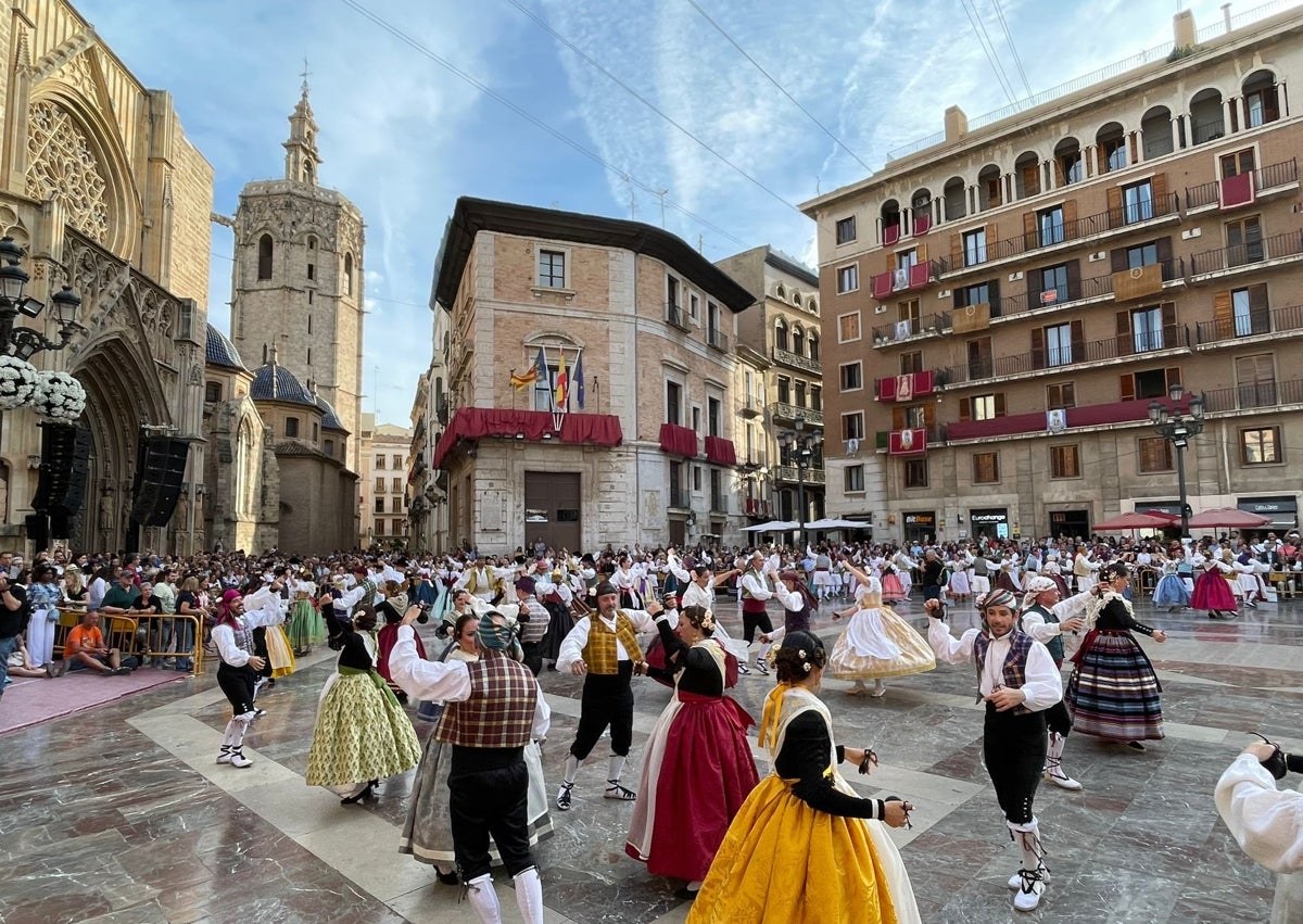 Imagen secundaria 1 - Participantes en la dansà a la Virgen, en la tarde del sábado.