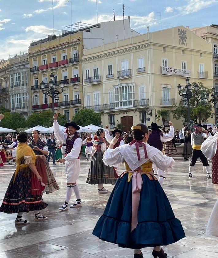 Imagen secundaria 2 - Participantes en la dansà a la Virgen, en la tarde del sábado.