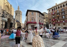 Grupos de folklore de los pueblos que han participado en la dansà a la Virgen.