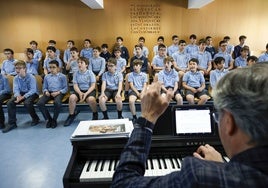 Ensayo de la Escolanía de la Virgen, bajo la dirección de Luis Garrido.