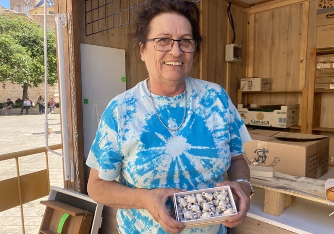 Silvia de Ambrosio, coordinadora y vendedora de las paradas de la escuraeta, con botijos de pequeño formato.