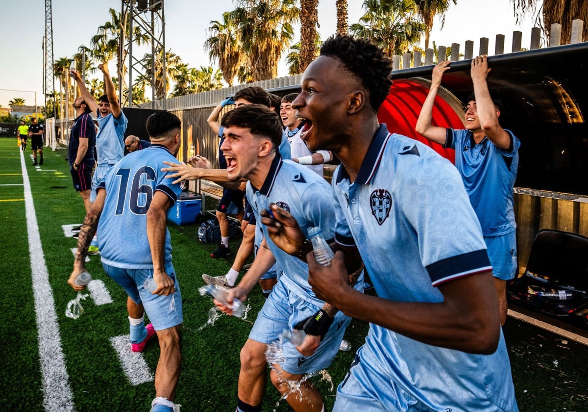 Los jugadores del Juvenil A del Levante celebran el campeonato de Liga.