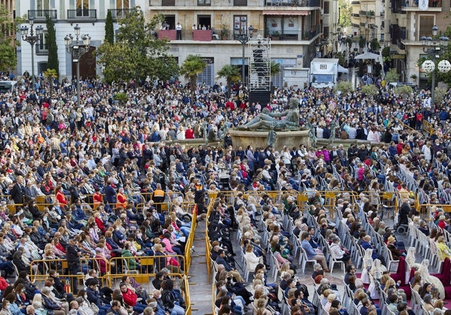 Sillas desplegadas en la plaza de la Virgen, para la Missa d'Infants.