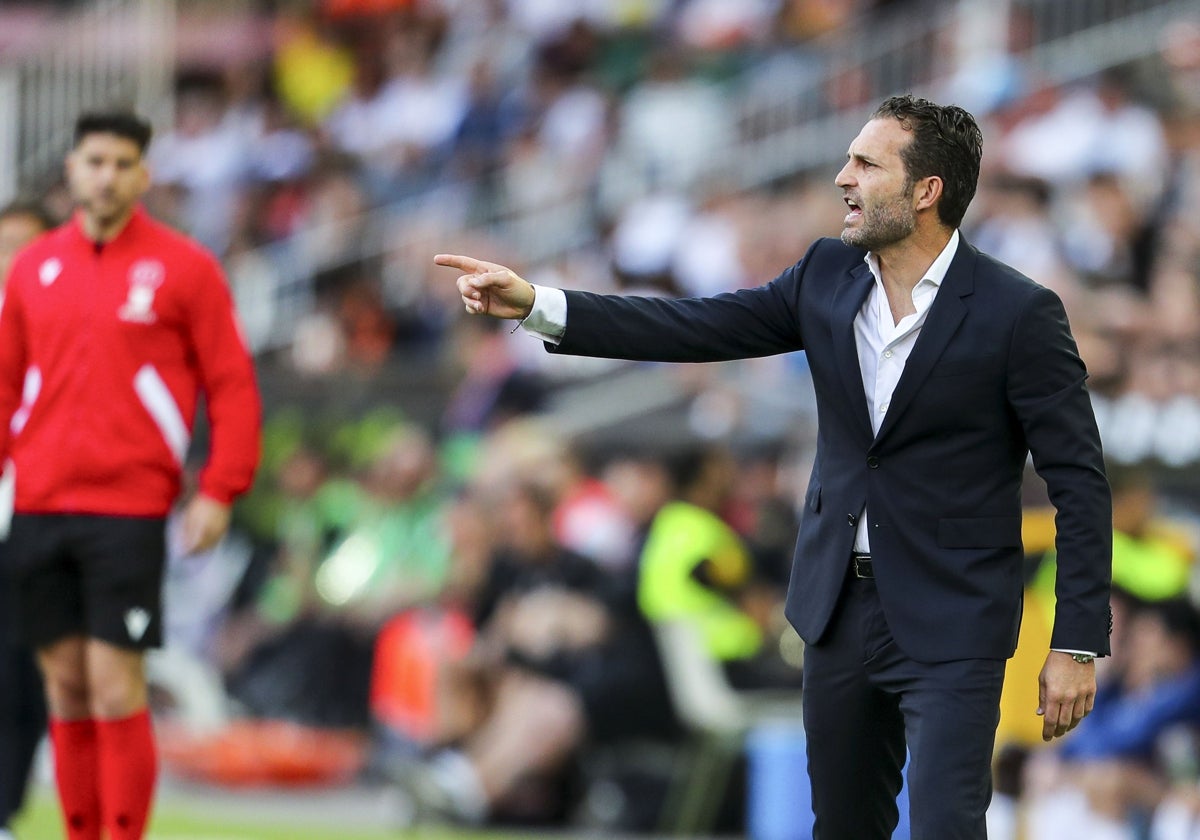 Rubén Baraja da indicaciones a sus futbolistas en el partido ante el Rayo en Mestalla.