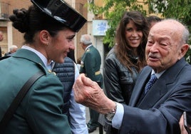 Una teniente de la Guardia Civil felicita a Enrique Rives en el homenaje.