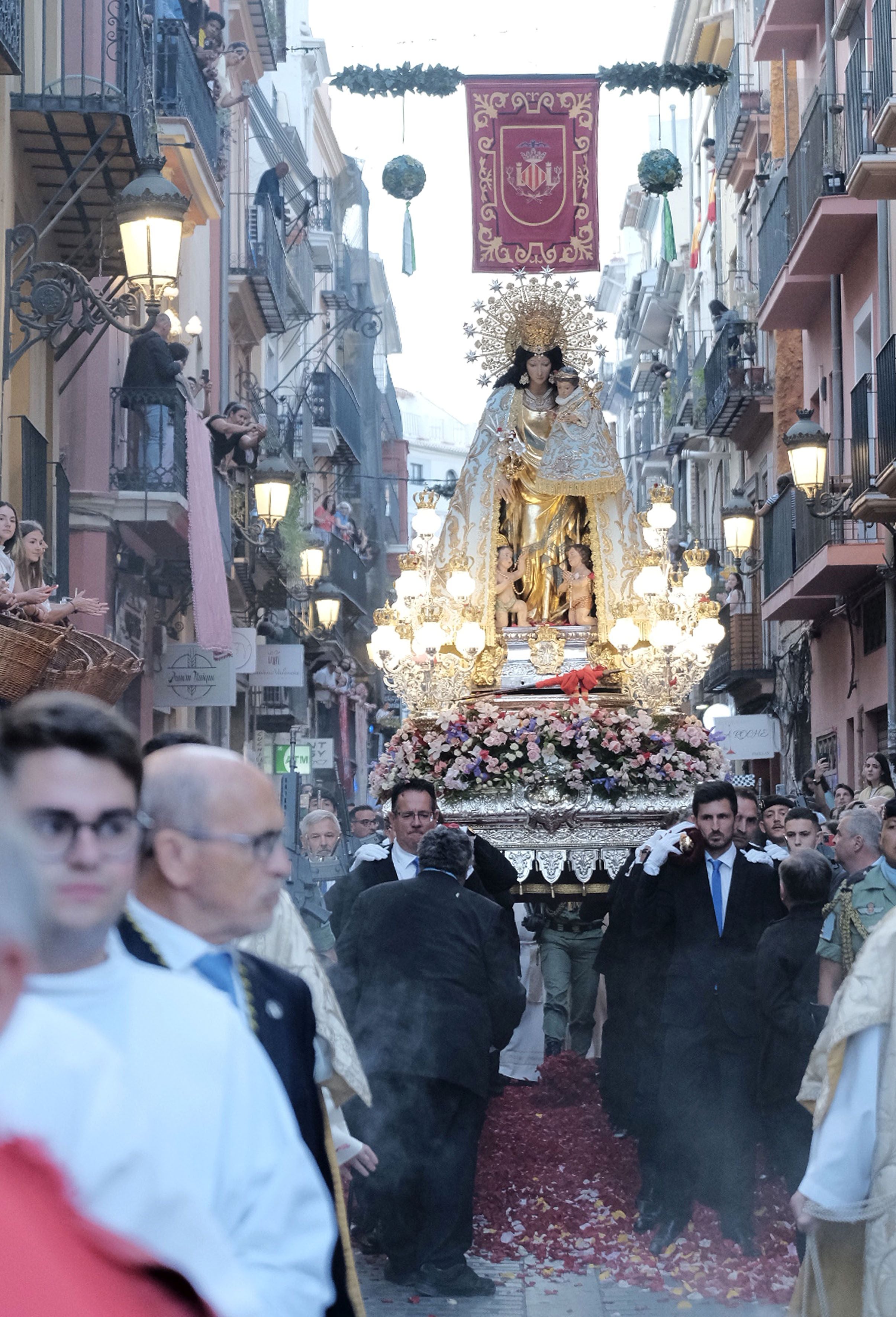 Los valencianos viven la procesión de la Mare de Déu