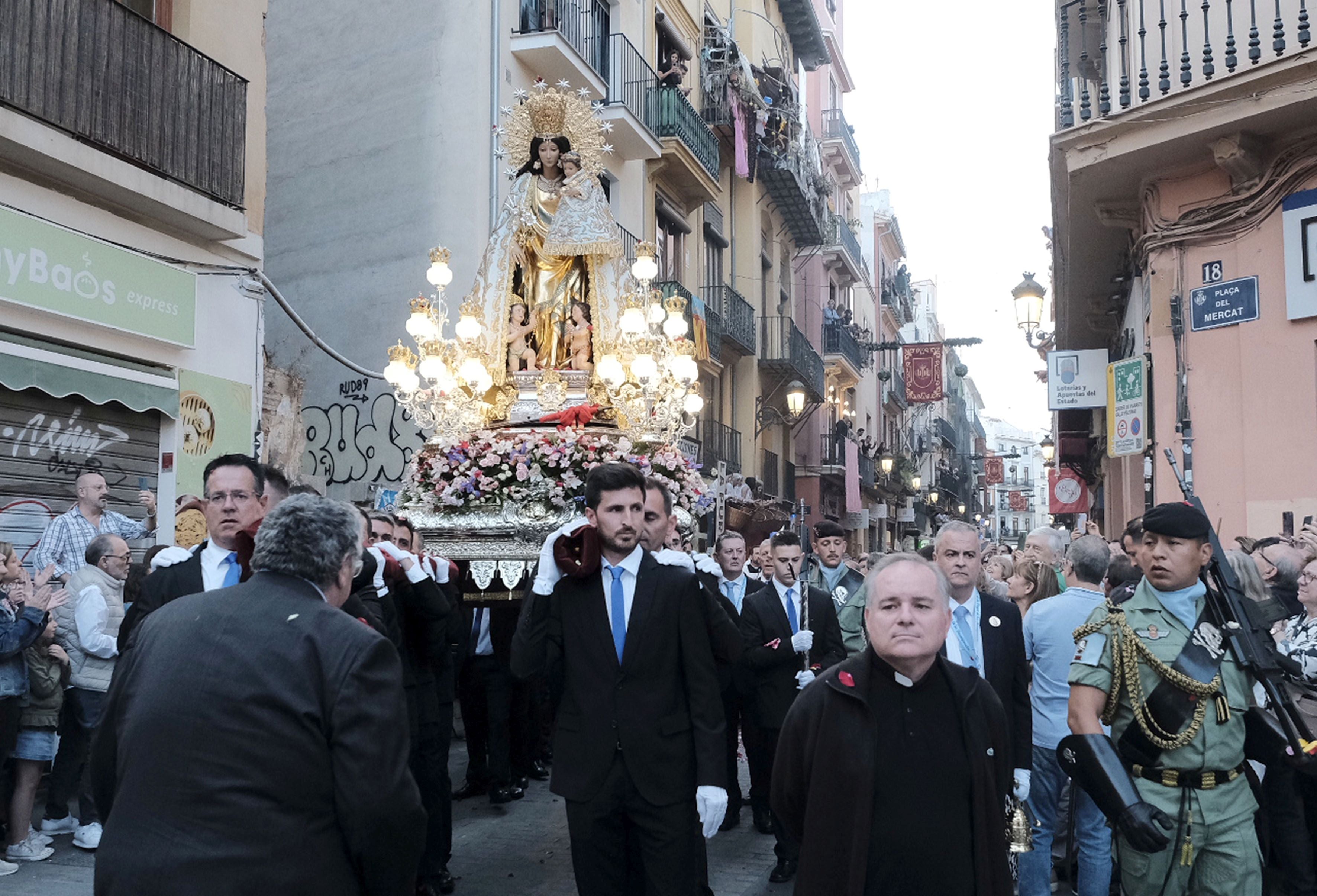 Los valencianos viven la procesión de la Mare de Déu