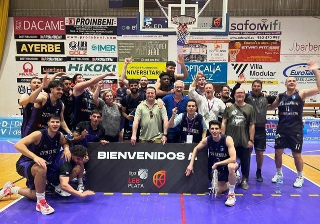 El Gandia posa con el cartel de ascendidos a la LEB Plata.
