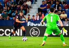 Dani Gómez avanza con el balón durante el partido contra el Eibar.