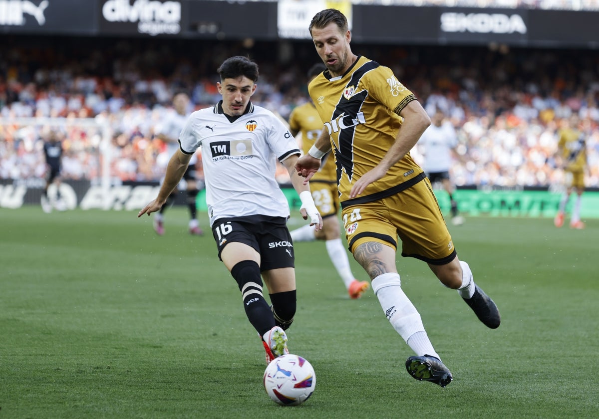 Diego López conduce el esférico ante Florian Lejeune.