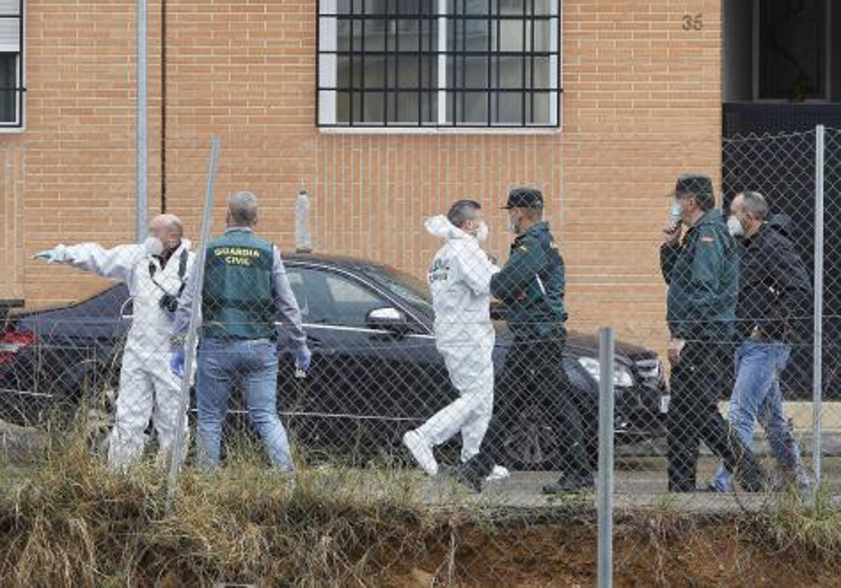 Un grupo de guardias civiles, el 8 de marzo de 2021, en el lugar donde se produjo la agresión.