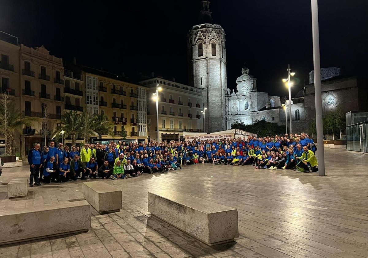 Imagen principal - La emoción puede con el cansancio de los peregrinos a su llegada a la Basílica