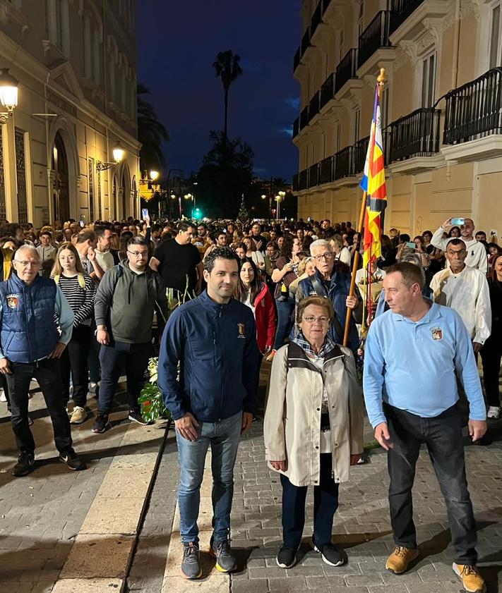 Imagen secundaria 2 - La emoción puede con el cansancio de los peregrinos a su llegada a la Basílica