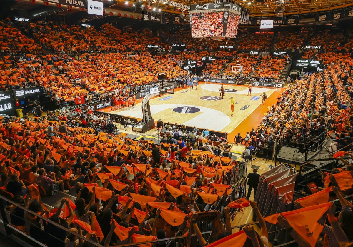 El tifo formado en la Fonteta justo antes del encuentro.