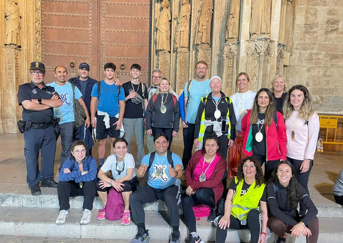 Imagen secundaria 1 - La emoción puede con el cansancio de los peregrinos a su llegada a la Basílica