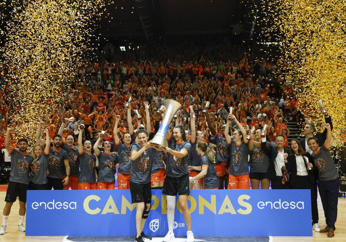 Triplete histórico del Valencia Basket en una Fonteta entregada