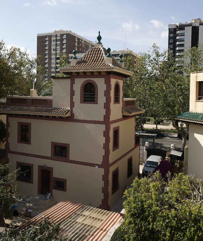 Imagen secundaria 2 - Algunas de las Casas de los Periodistas que se encuentran en la primera manzana de la avenida Blasco Ibáñez.