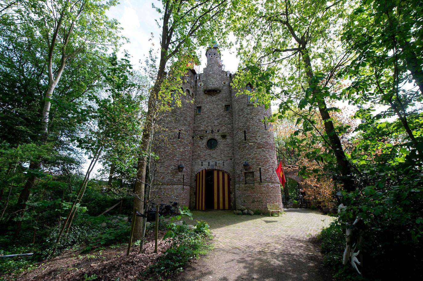 El neerlandés de 76 años que construyó su propio castillo