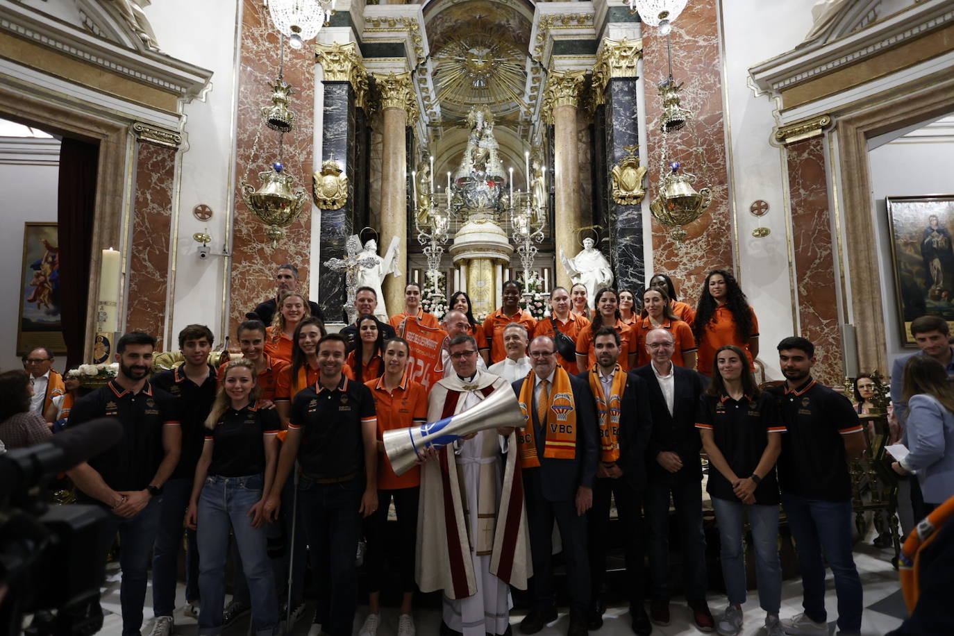 El Valencia Basket femenino celebra su segunda Liga