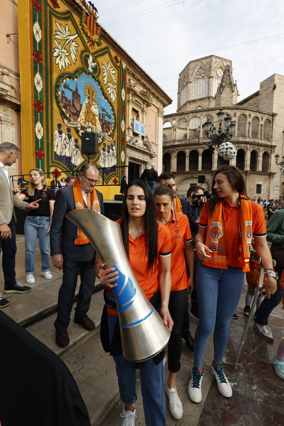 El Valencia Basket femenino celebra su segunda Liga