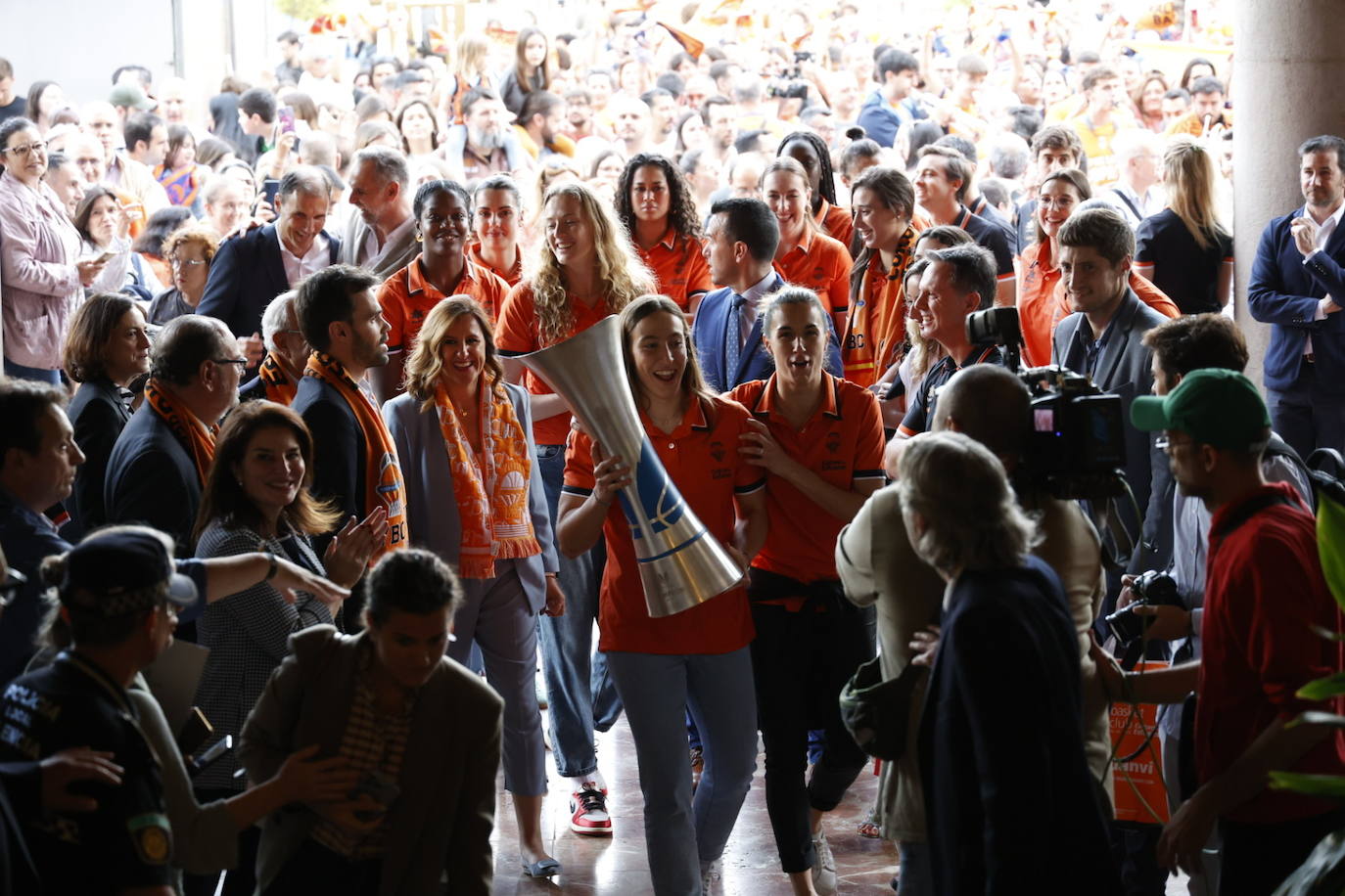 El Valencia Basket femenino celebra su segunda Liga