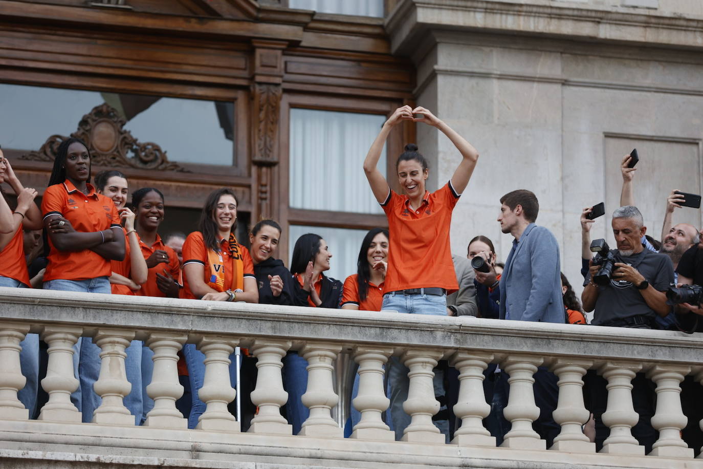 El Valencia Basket femenino celebra su segunda Liga