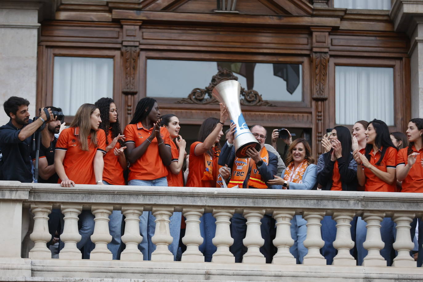 El Valencia Basket femenino celebra su segunda Liga