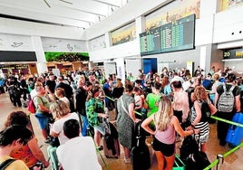 Pasajeros hacen cola en el aeropuerto de Manises.