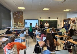 Un grupo de alumnos del IES La Nucía, durante la realización de la prueba.