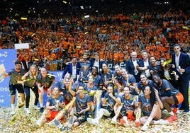 El equipo celebra el titulo liguero en la Fonteta