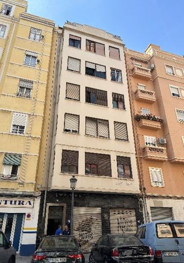 Edificio de la calle Luis Oliag en el que ha tenido lugar la operación policial.