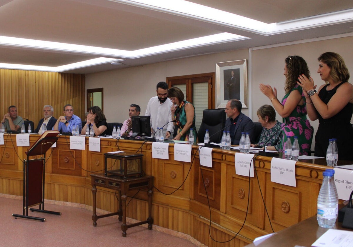 Un momento del pleno en el que la popular Amparo Fort fue elegida alcaldesa.