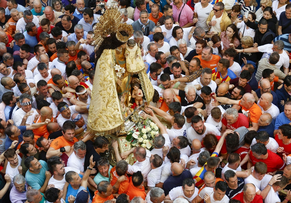 Multitudinario acto del Traslado de la Virgen, ayer en Valencia.