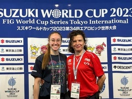 Paula junto a la directora técnica del club.