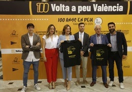 El presidente de la SD Correcaminos, Paco Borao, con la alcaldesa María José Catalá, concejales y el presidente de la Fundación Maides, Marcos Pascual.