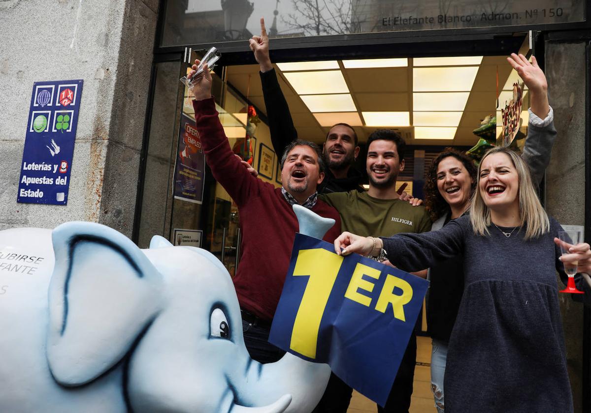 Ganadores de un premio de Loterías y Apuestas del Estado, en una imagen de archivo.