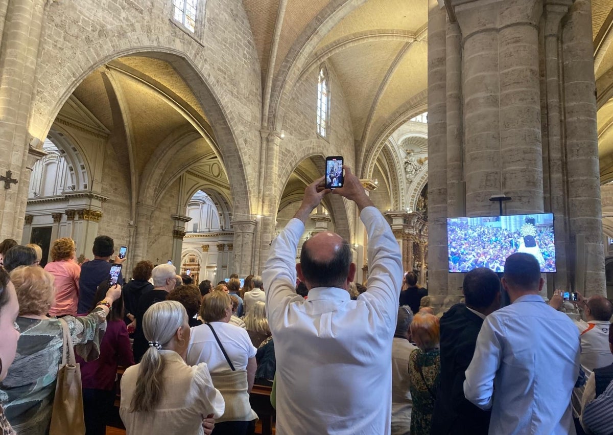 Imagen secundaria 1 - Traslado de la Virgen, a vista del dron de la Policía Local de Valencia y llegada de la Mare de Déu al interior dela Catedral de Valencia. 