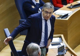 El conseller José Antonio Rovira, en un pleno de Les Corts.