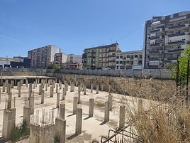 Edificio en Joanot Martorell paralizado desde hace 14 años.
