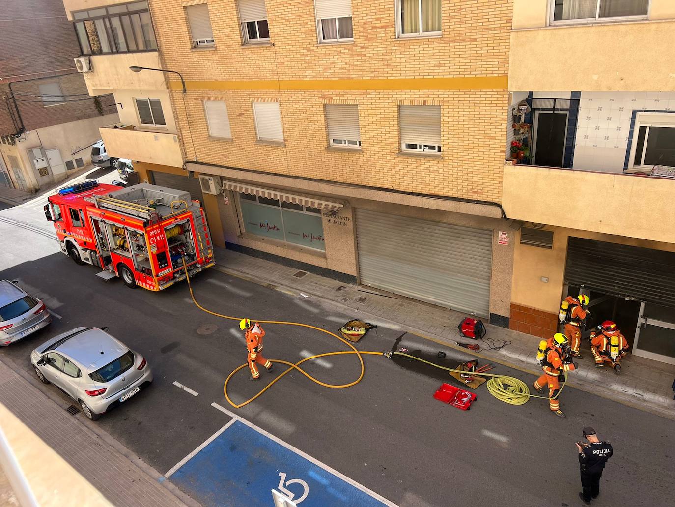 Los bomberos sofocan un incendio en un restaurante de Chiva